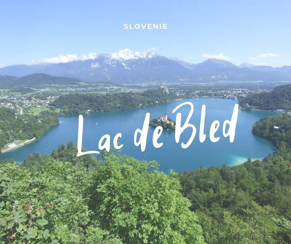Lac de Bled et son île vus depuis les hauteurs boisées