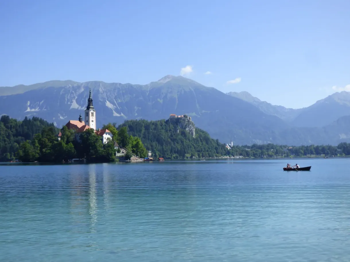 Île de Bled, son église et le château perché au fond