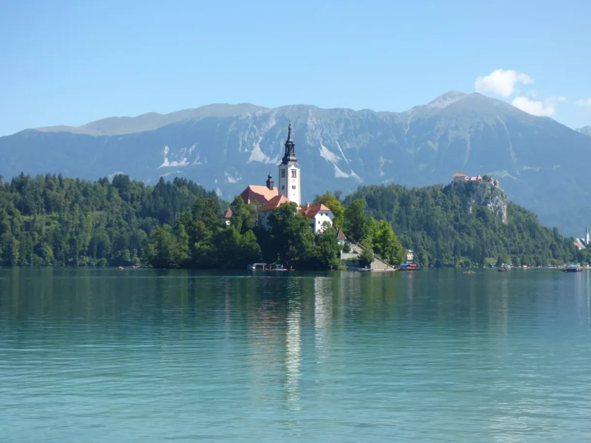 Île boisée au pied des montagnes slovènes