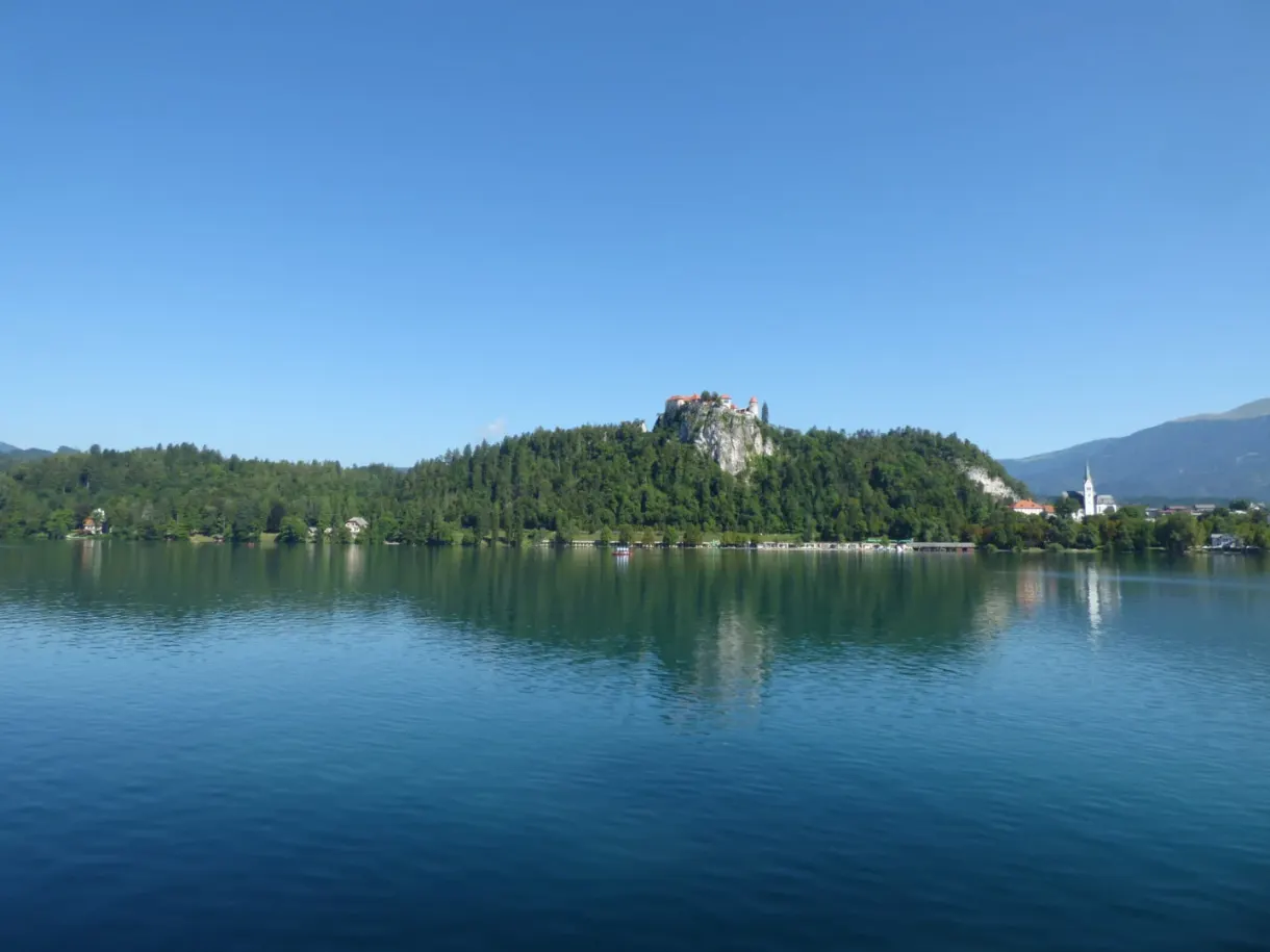 Rive du lac ouverte sur l'île et les sommets