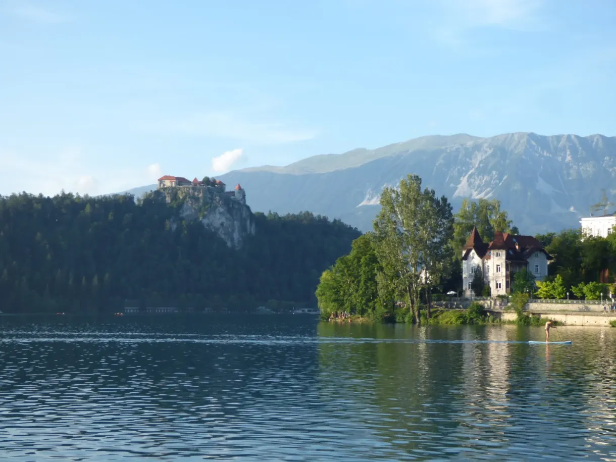 Château dressé sur sa falaise et villa au bord de l'eau