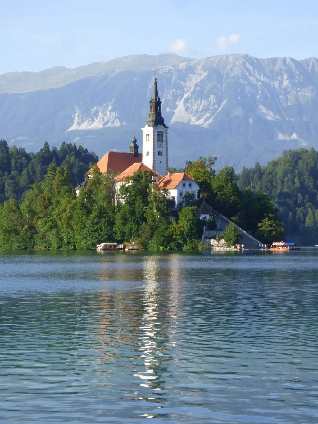 Église de l'île reflétée dans l'eau calme