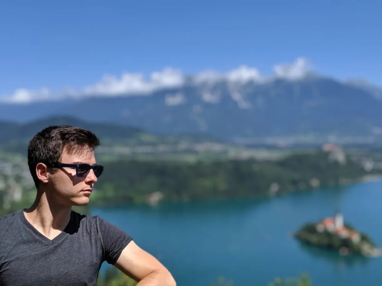 Portrait en lunettes de soleil, lac flou derrière