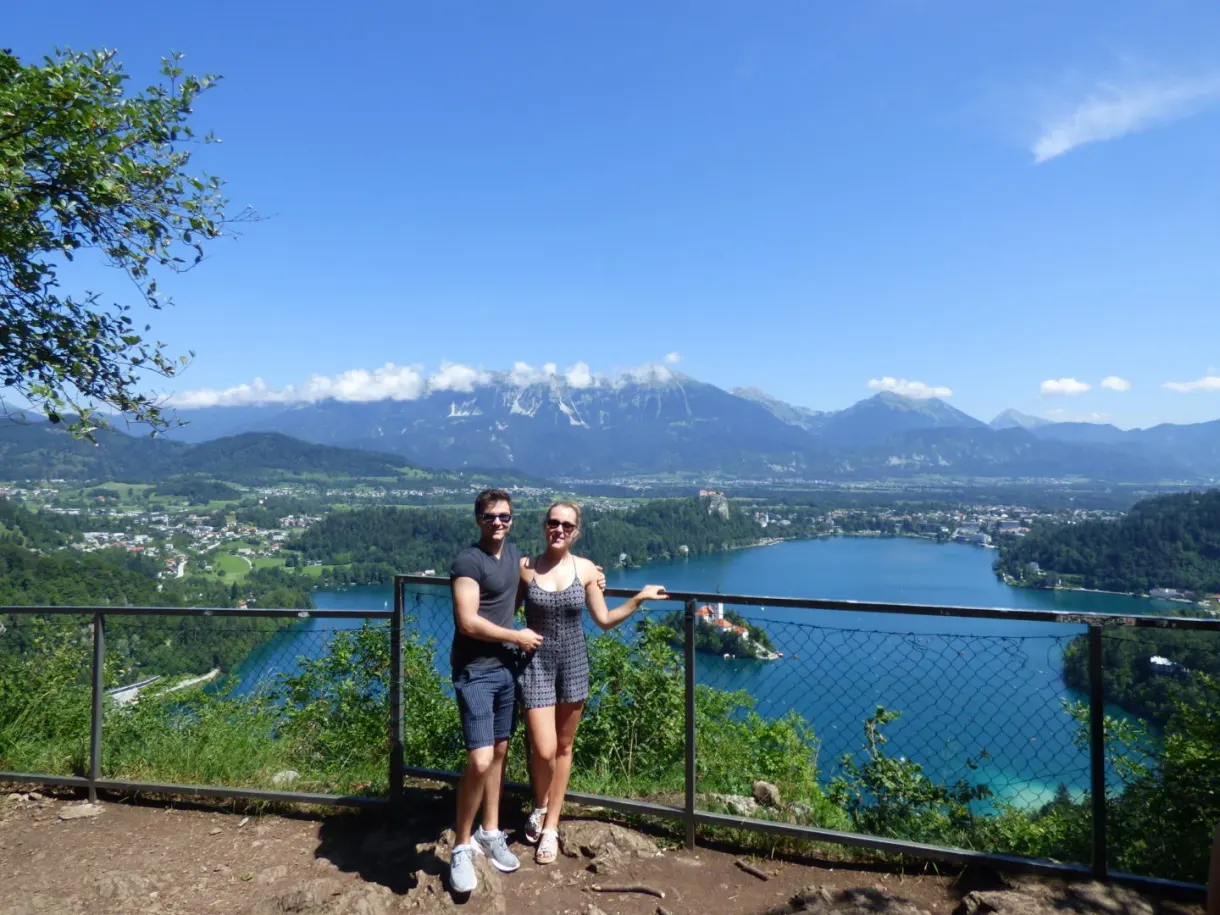 Couple à un belvédère grillagé dominant le lac