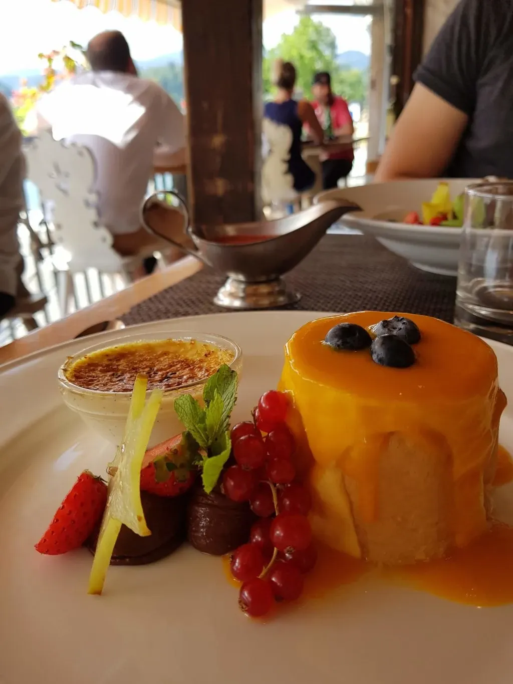 Assiette de desserts, flan au caramel et fruits rouges