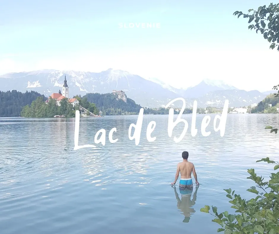 Entré dans l'eau jusqu'à la taille face à l'île