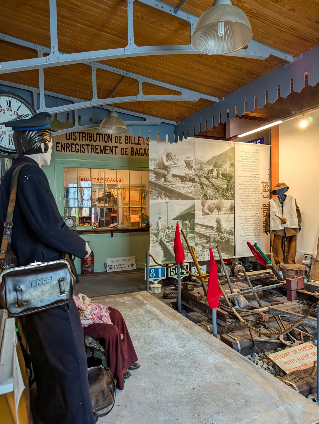 Uniforme de cheminot et guichet de billets reconstitués dans l'écomusée