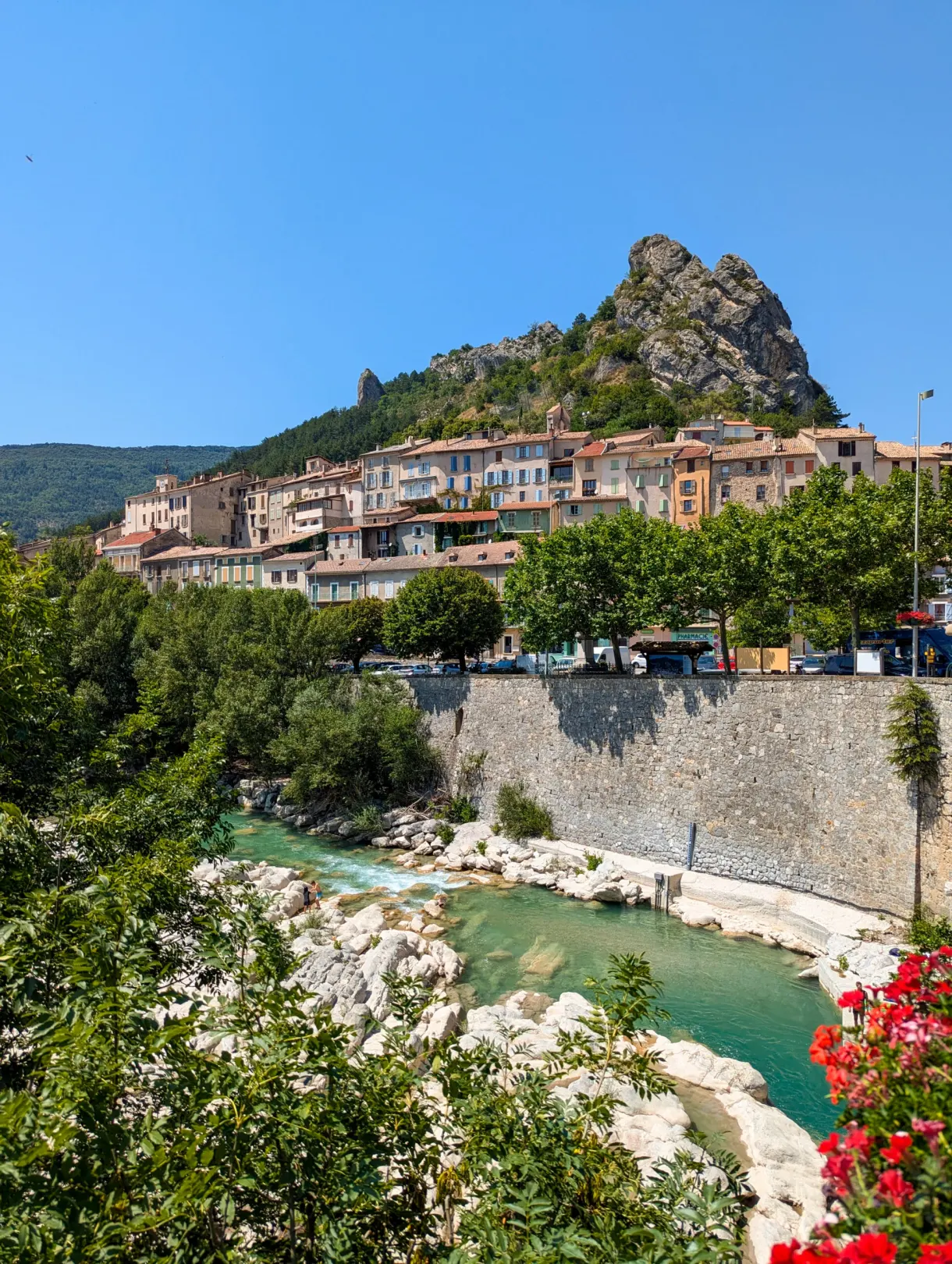 Village perché sur son rocher au-dessus d'une rivière turquoise