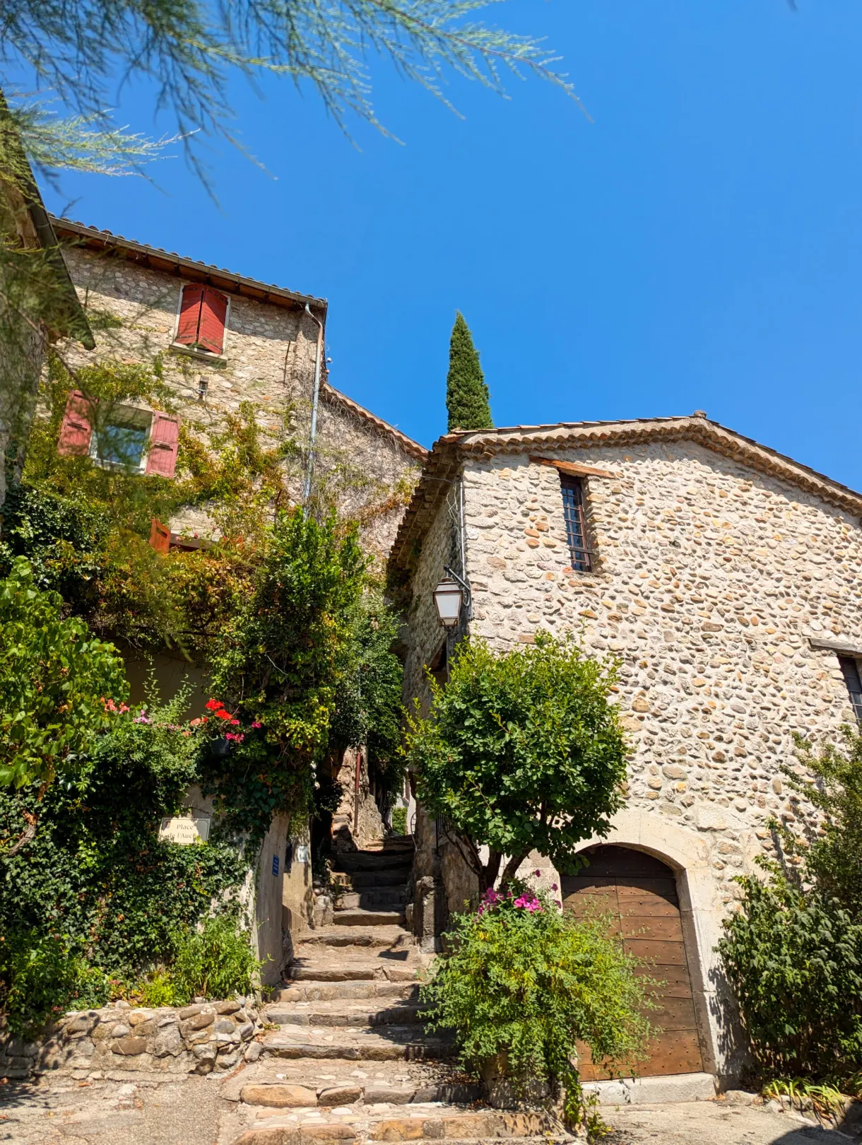 Escalier de pierre grimpant entre les maisons anciennes