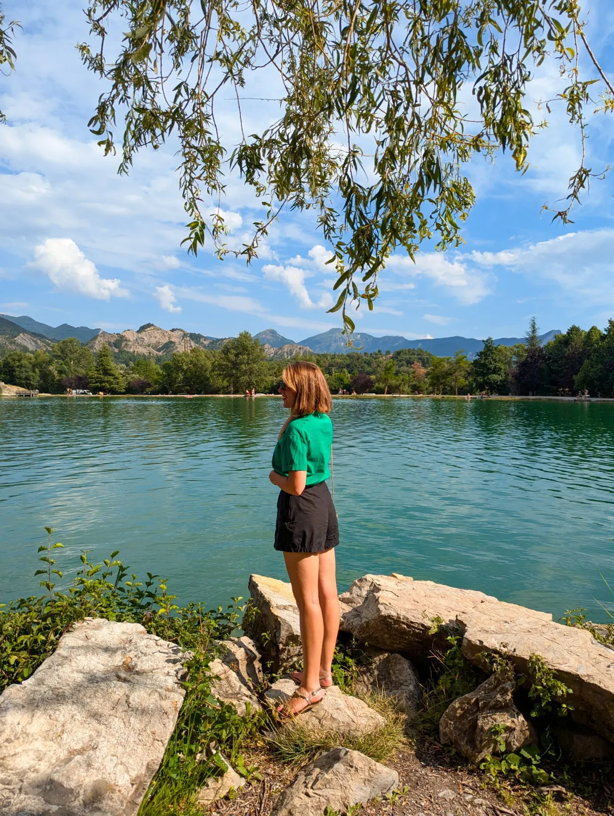 Promeneuse au bord du lac sous les branches d'un saule