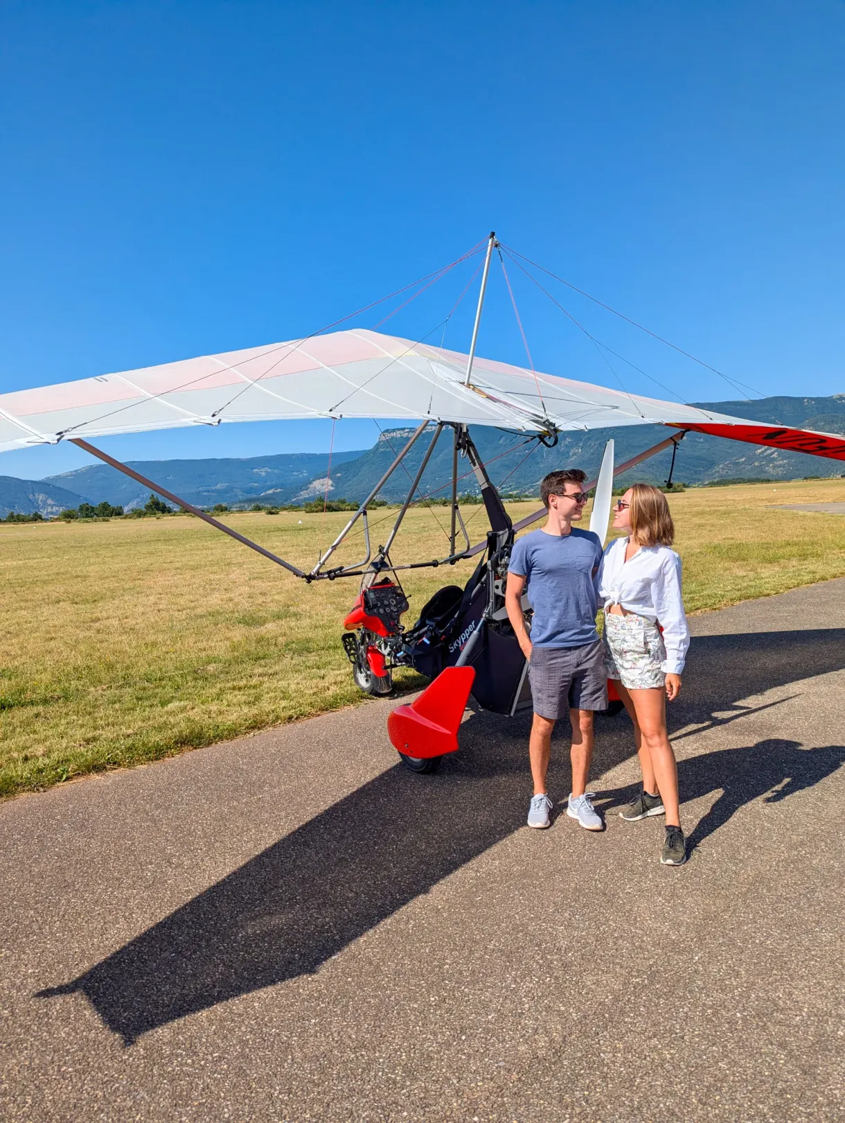 ULM pendulaire posé sur la piste avant le décollage