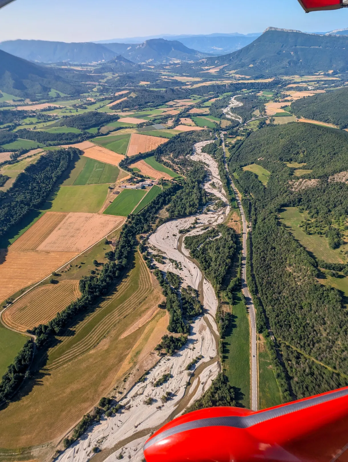 Rivière en tresses et parcelles cultivées vues du ciel