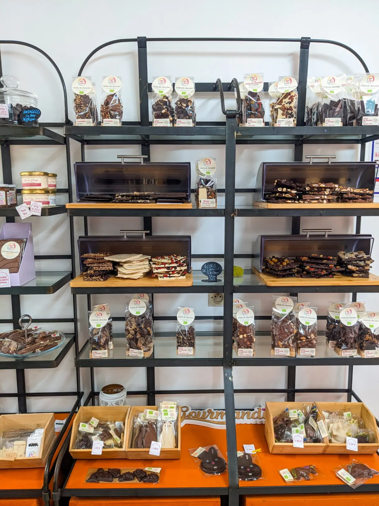 Étagères garnies de tablettes de chocolat et de confiseries