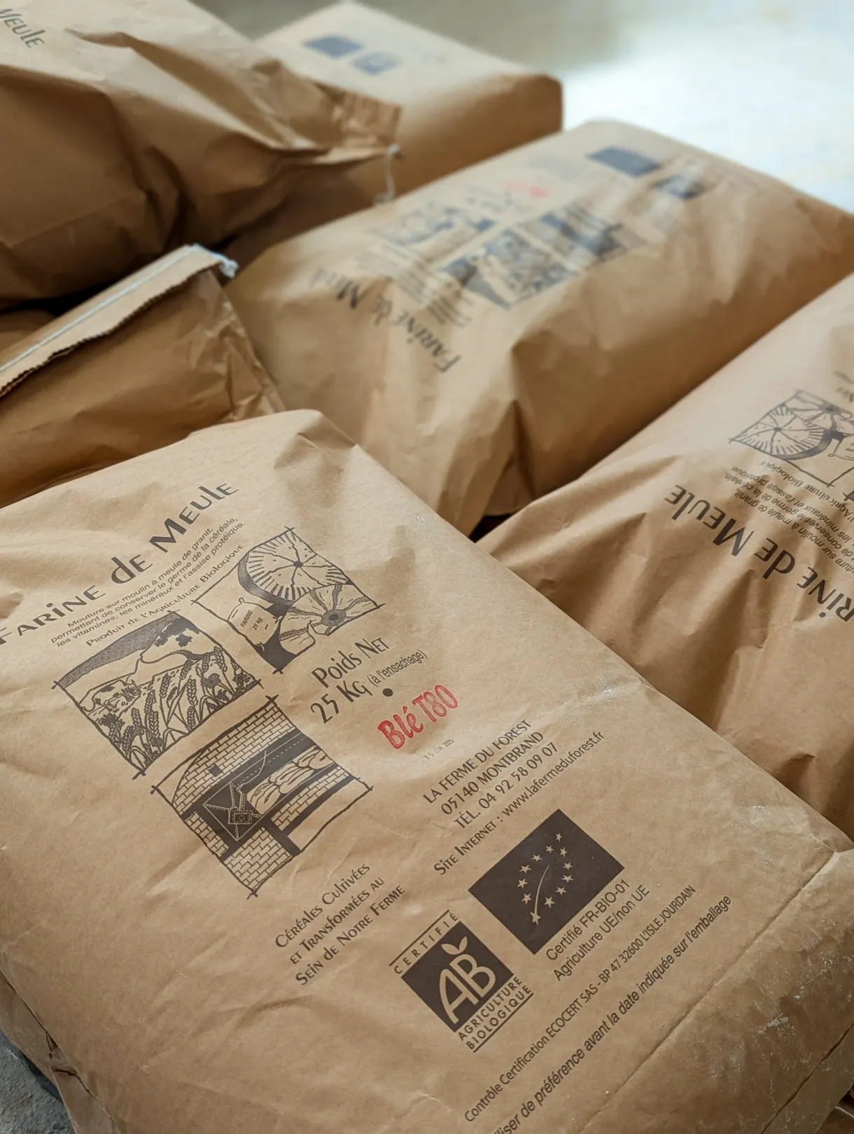 Sacs de farine en papier kraft empilés chez le meunier