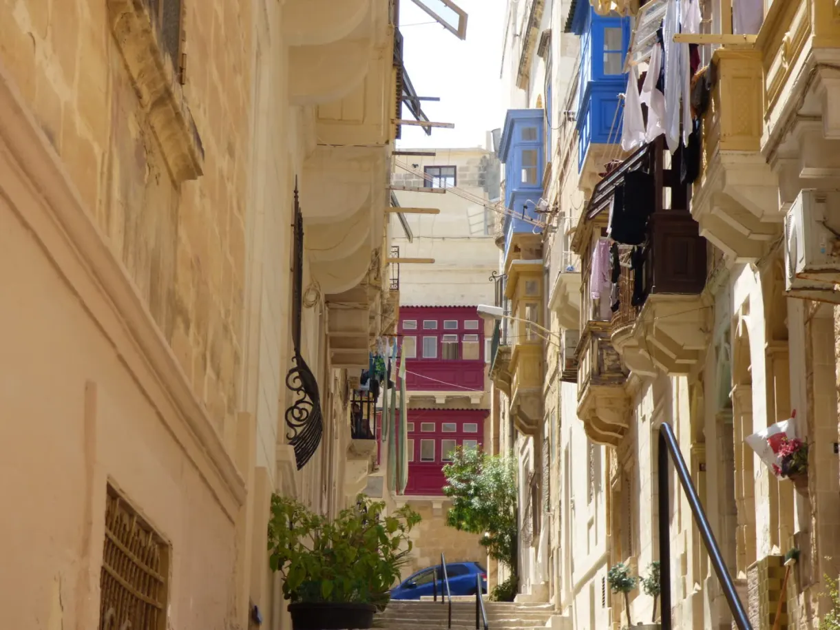 Ruelle aux balcons de bois colorés et au linge étendu