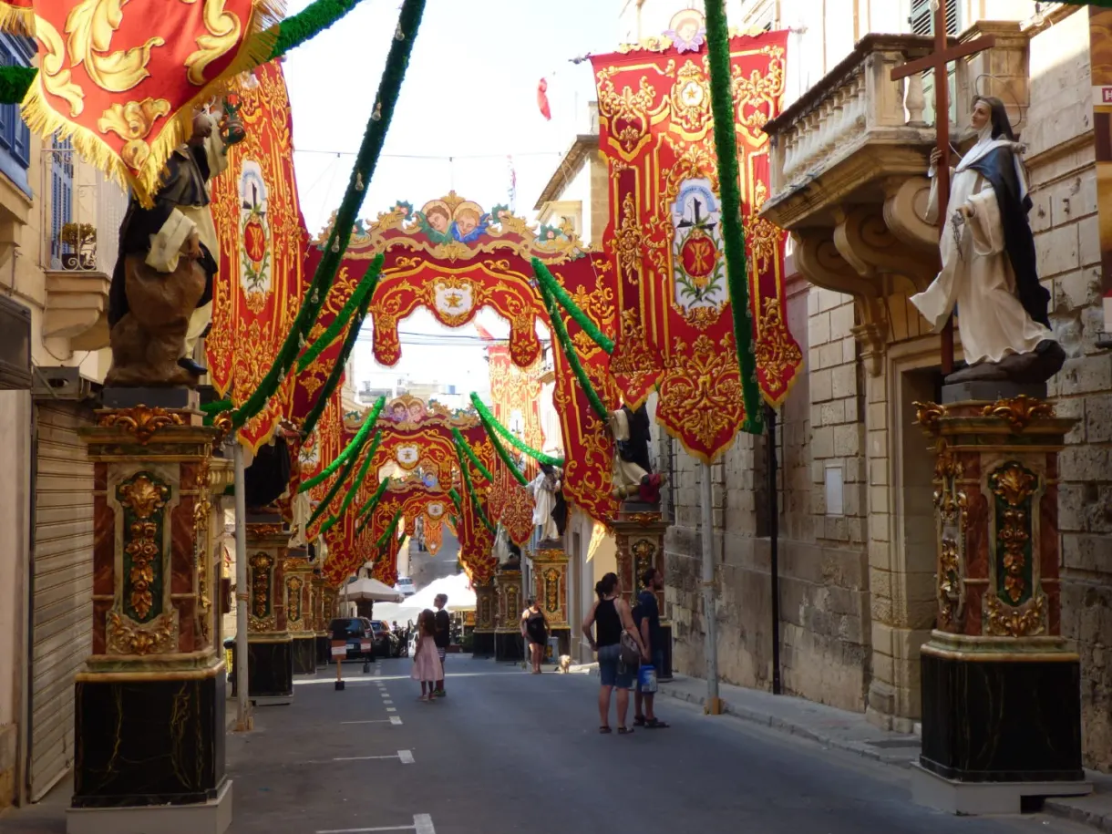 Rue pavoisée de tentures rouges et dorées pour la fête
