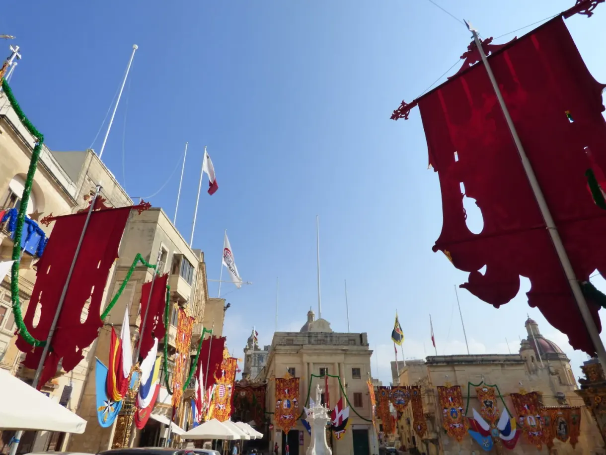 Drapeaux rouges et guirlandes tendus au-dessus de la place