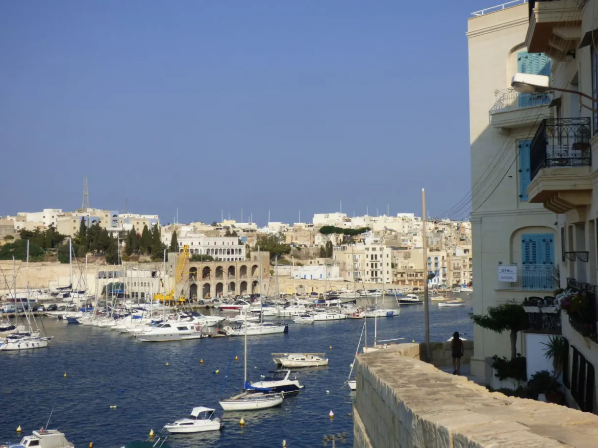 Marina et façades blanches vues depuis un balcon