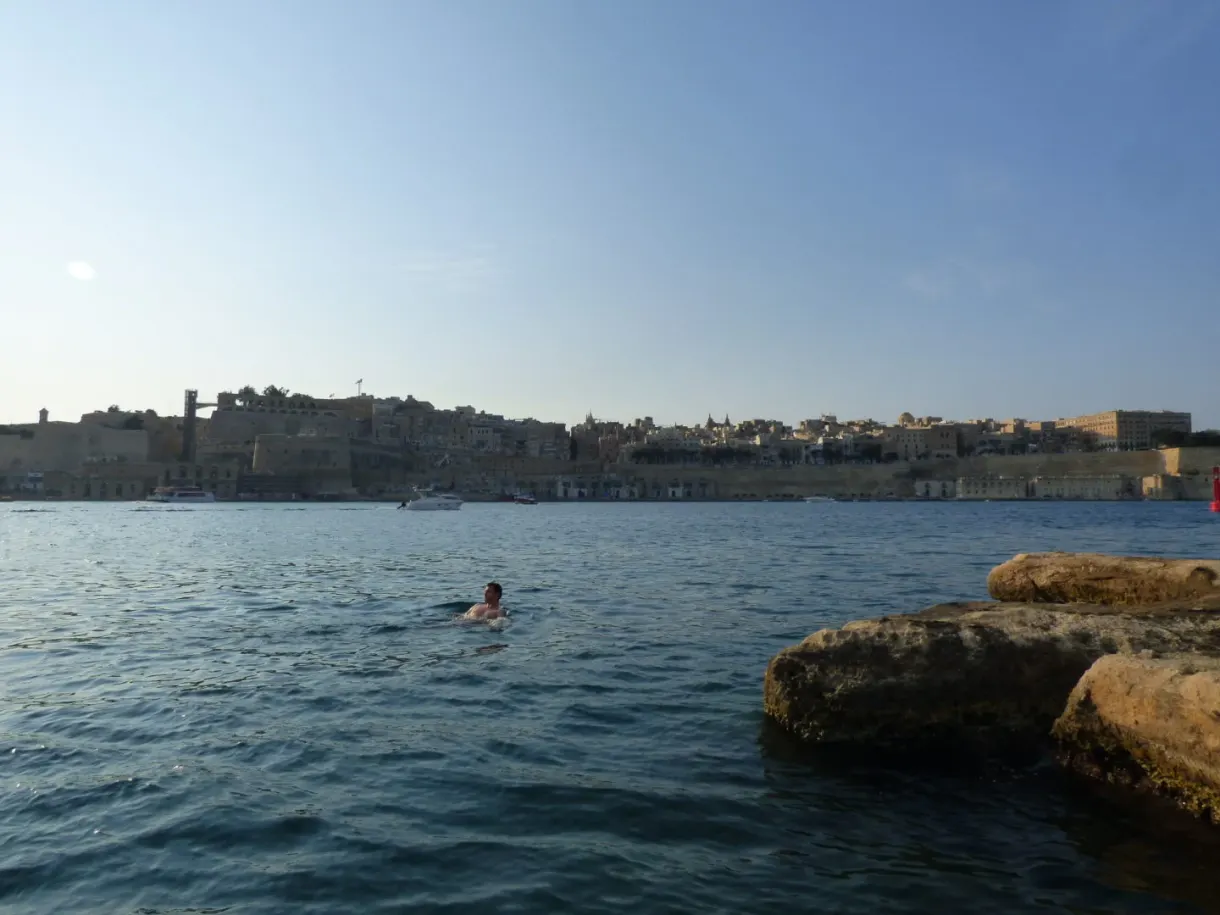 Nageur au pied des remparts dans le grand port