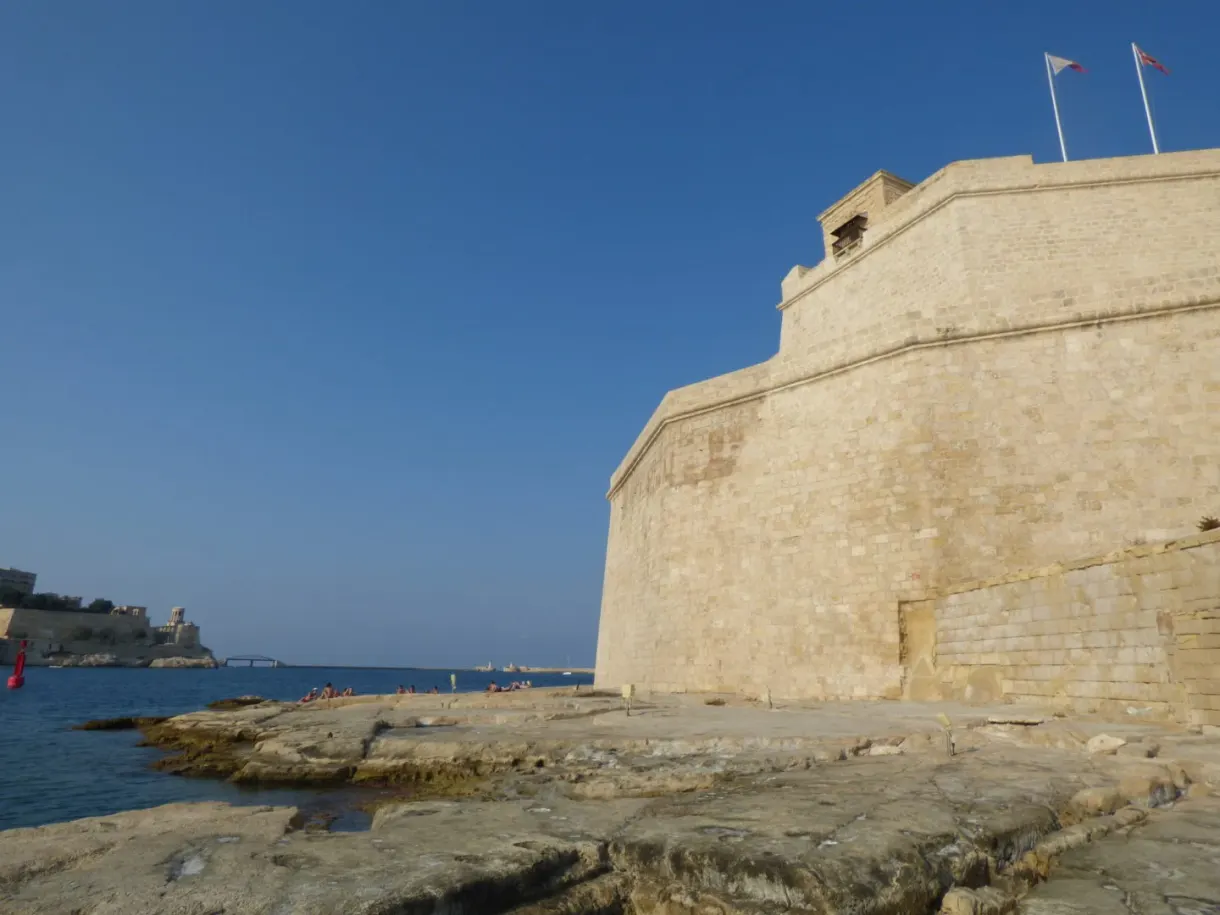 Haut mur du bastion se découpant sur le ciel bleu