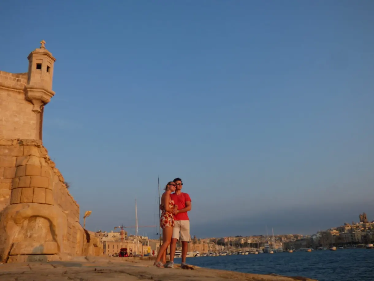 Couple posant devant l'échauguette de pierre du bastion