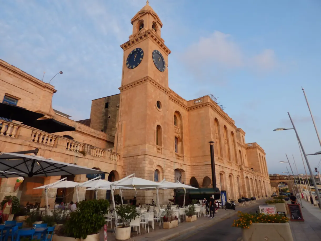 Tour de l'horloge et terrasses de restaurants sur le quai