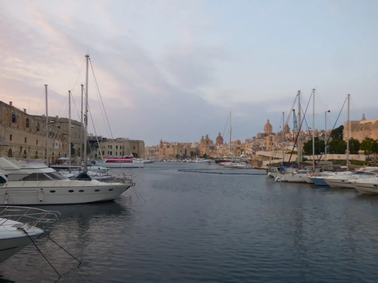 Yachts et clochers de la marina au crépuscule