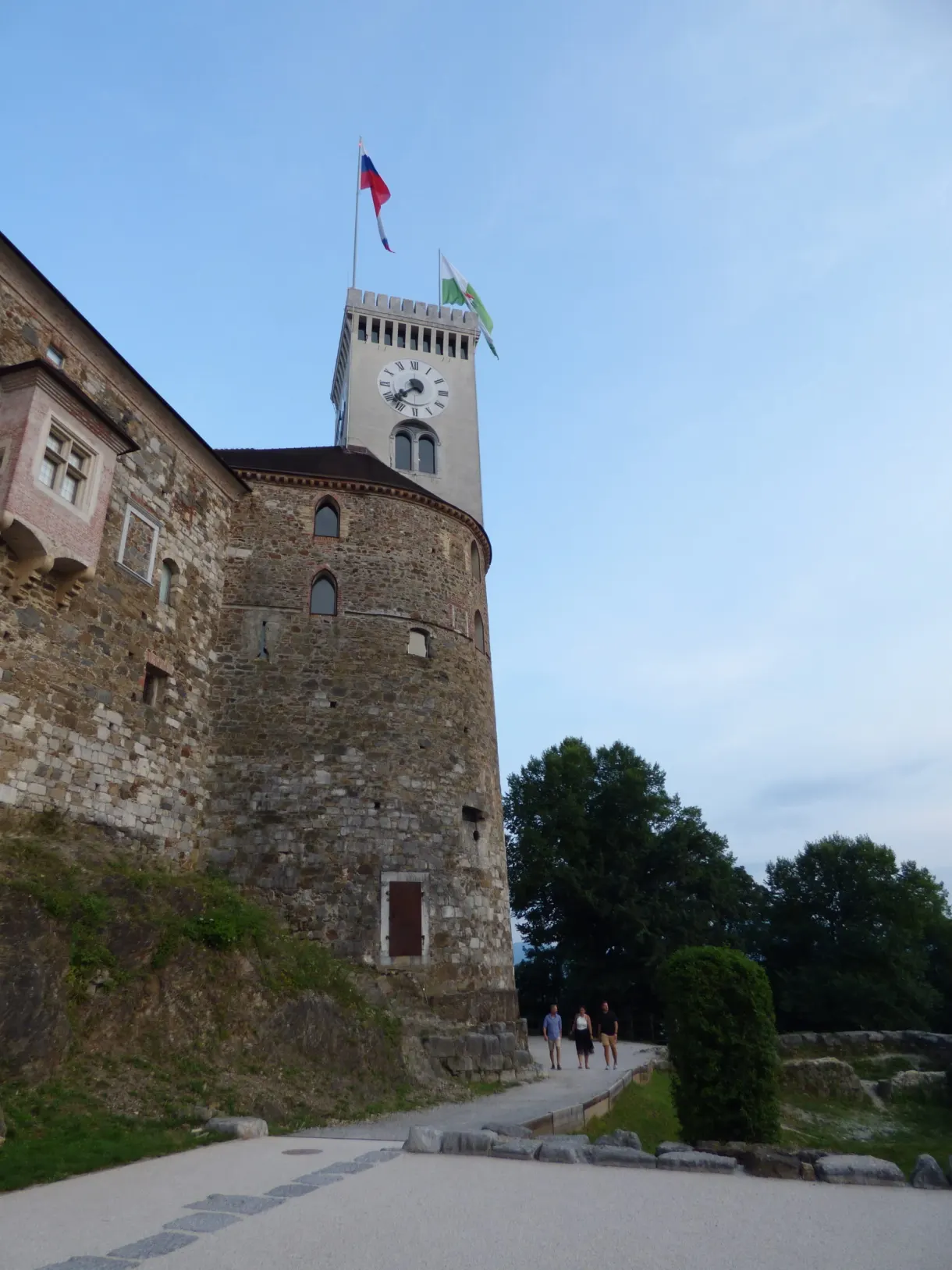 Chemin gravillonné montant vers la tour de l'horloge du château