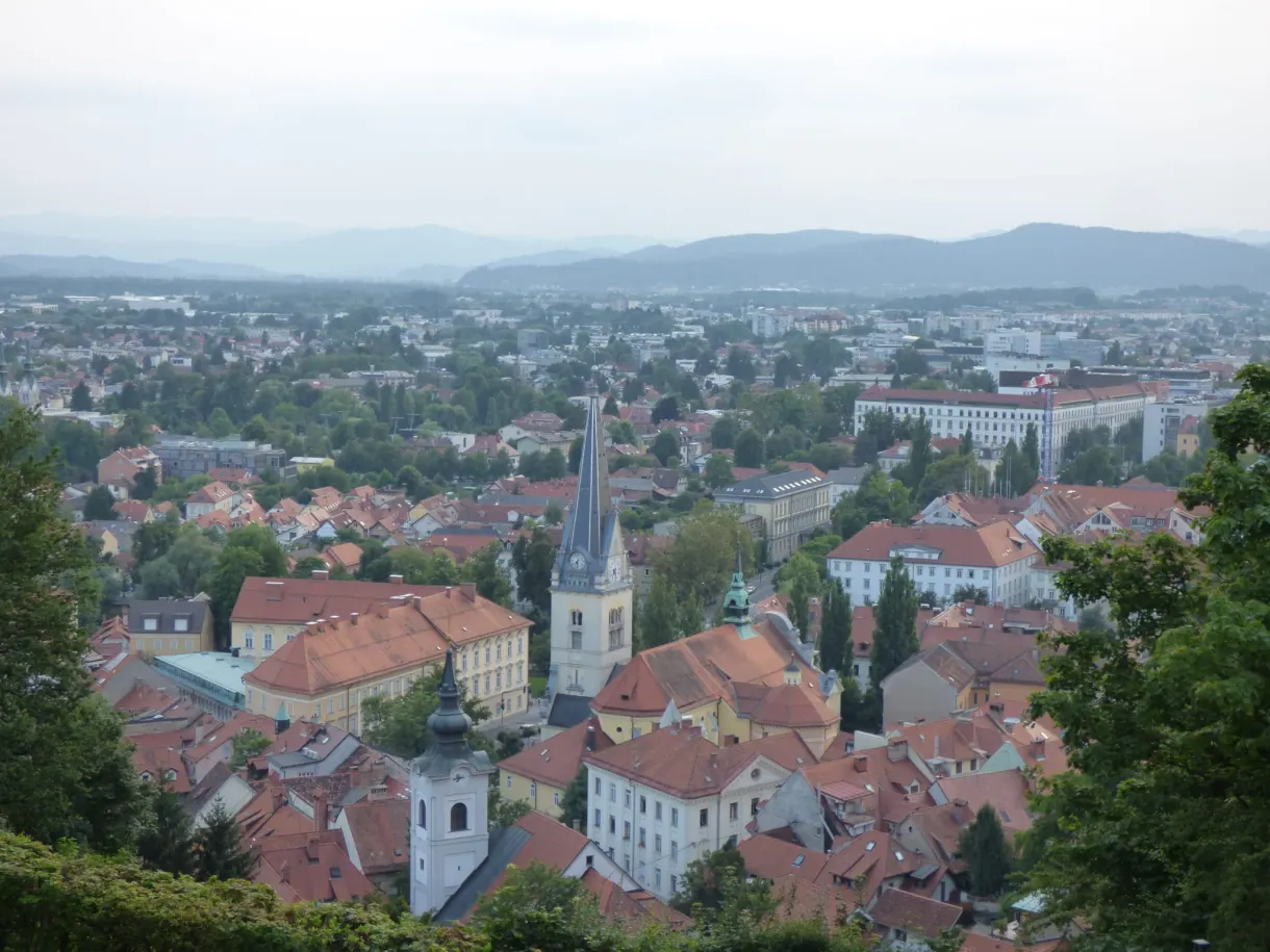 Panorama sur les toits rouges et les collines depuis les remparts
