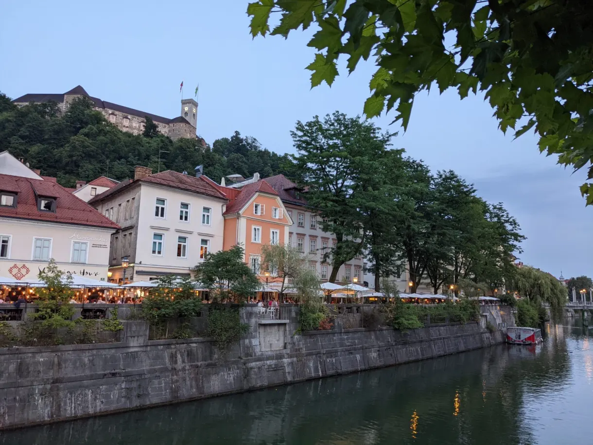 Quais bordés de terrasses avec le château perché en arrière-plan