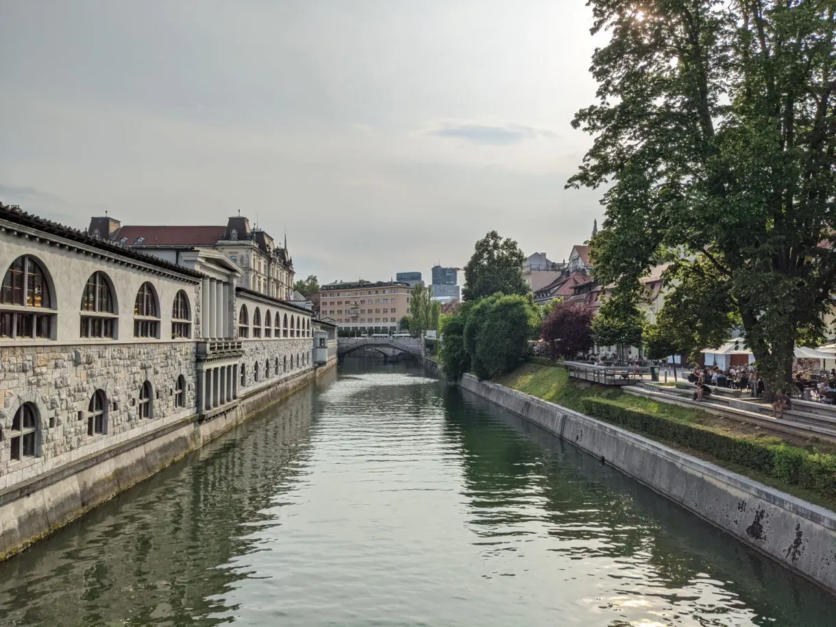 Halles couvertes longeant l'eau verte de la rivière
