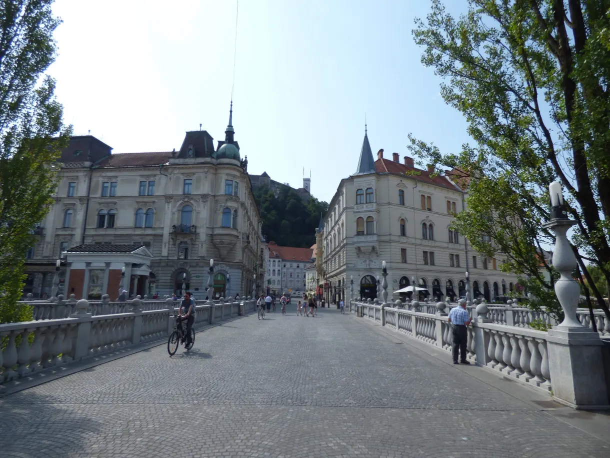 Balustrades blanches du triple pont traversées par les passants