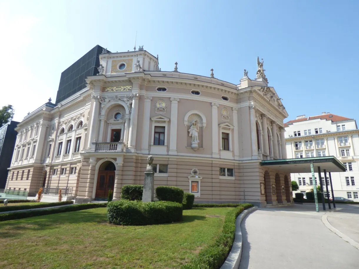 Théâtre néo-baroque clair devant sa pelouse taillée