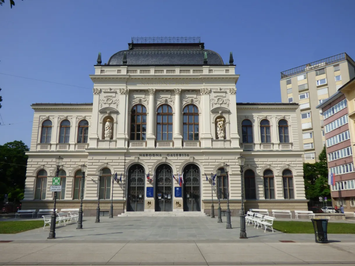 Façade néoclassique à colonnes d'un grand musée