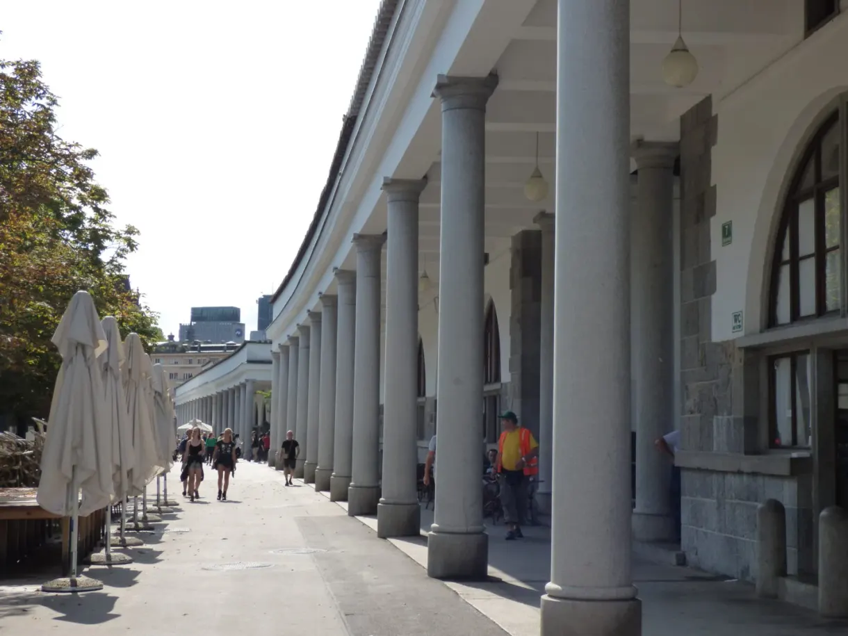 Colonnade blanche du marché couvert, parasols repliés