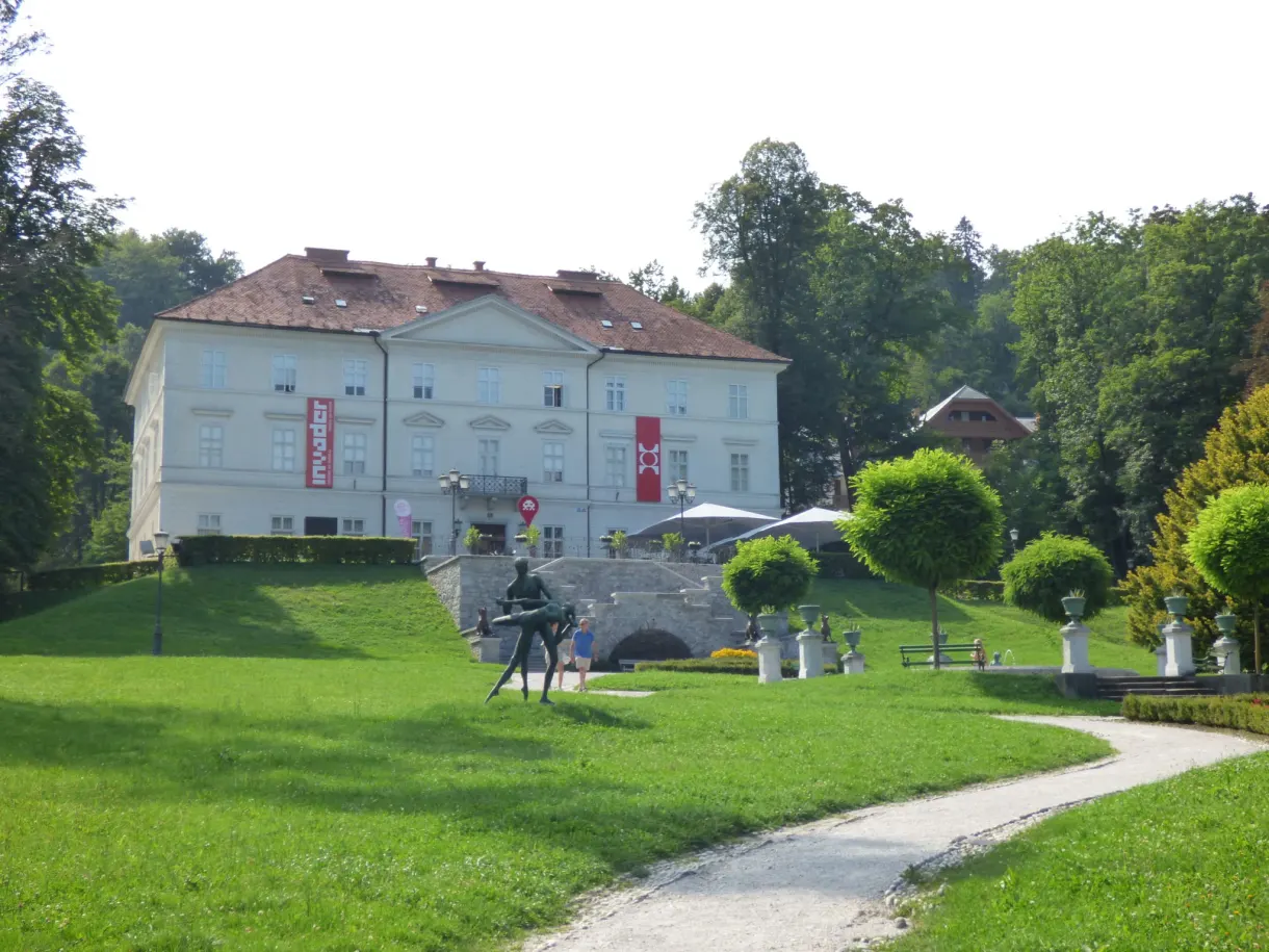 Manoir blanc du parc au bout d'une grande pelouse