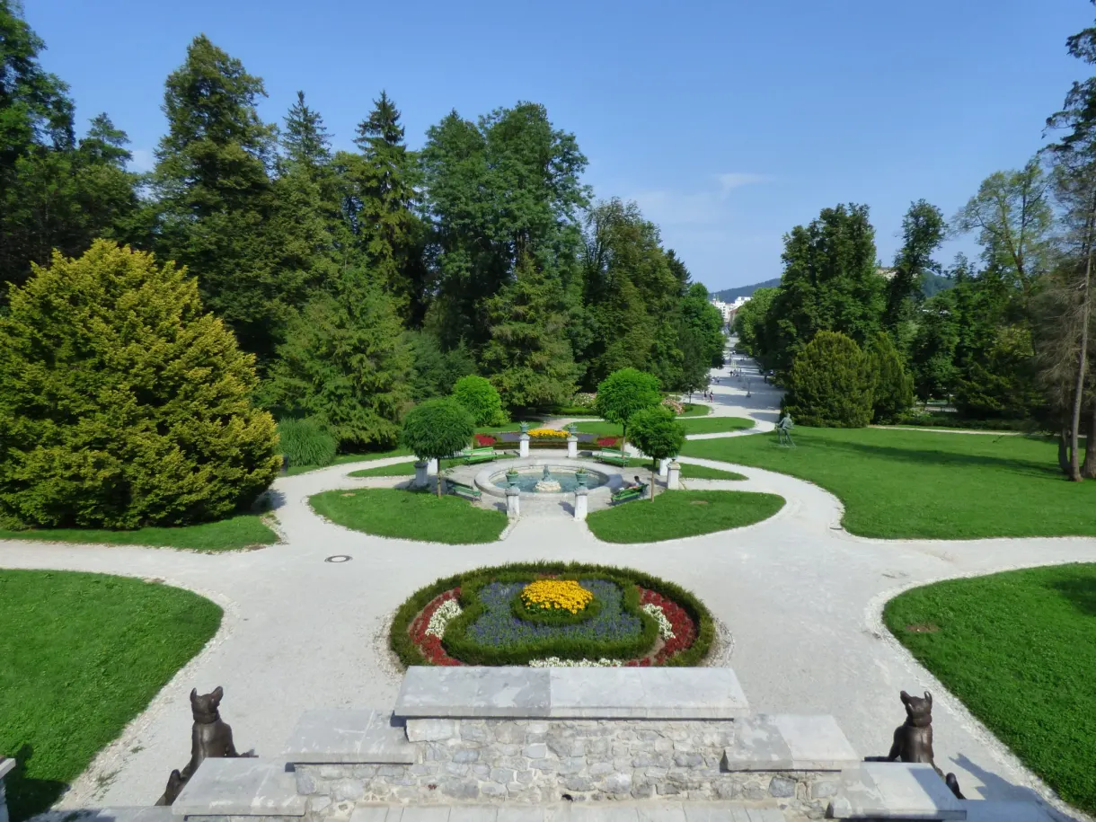 Parterre circulaire et allées gravillonnées gardées par deux chiens de pierre