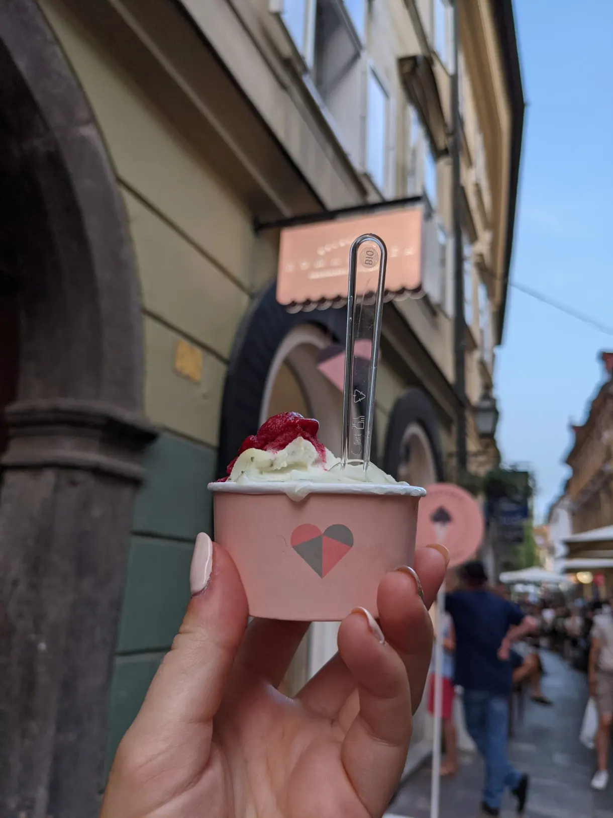 Glace servie dans un pot rose tenue en pleine rue
