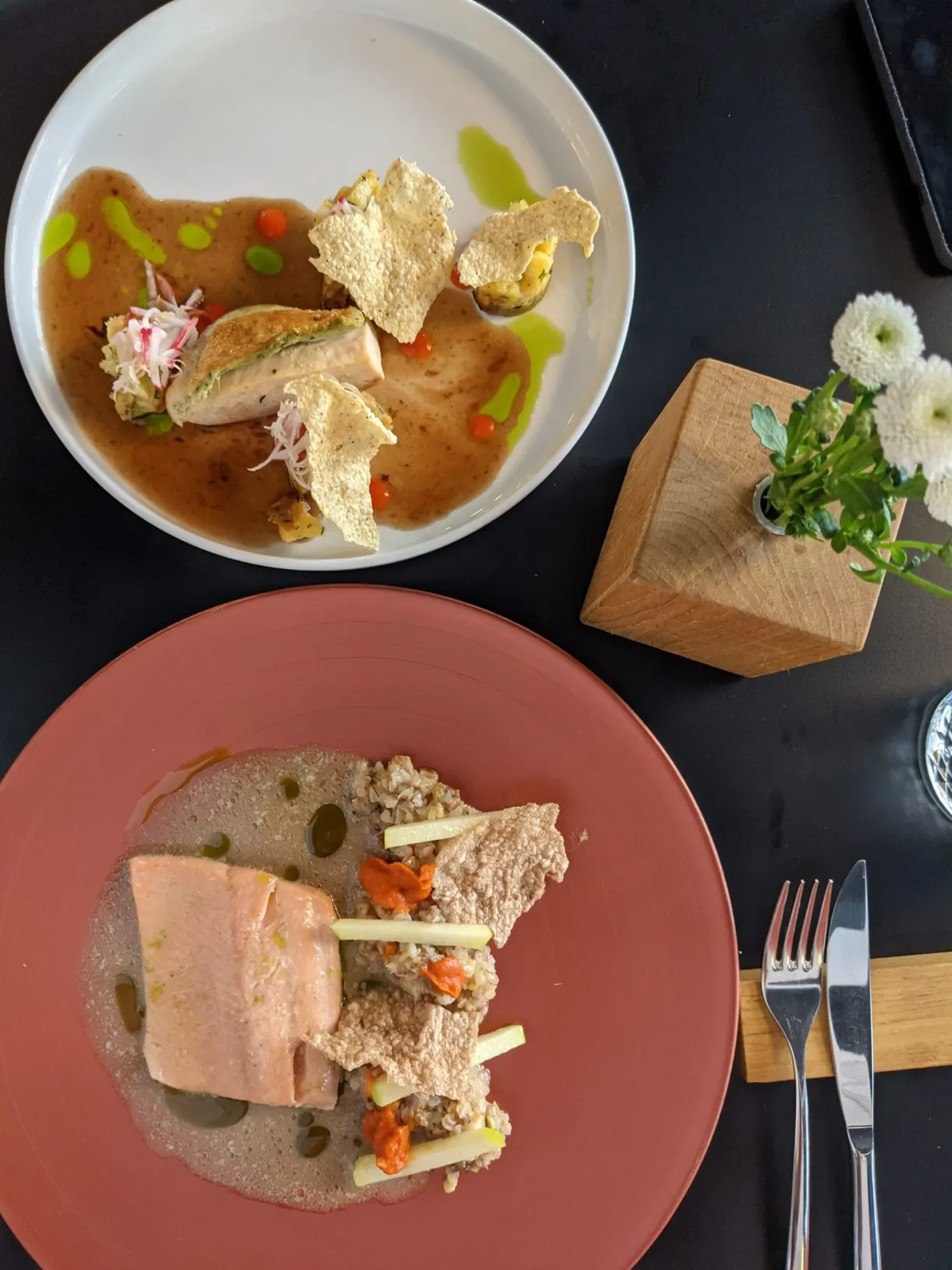 Deux assiettes gastronomiques photographiées à la verticale