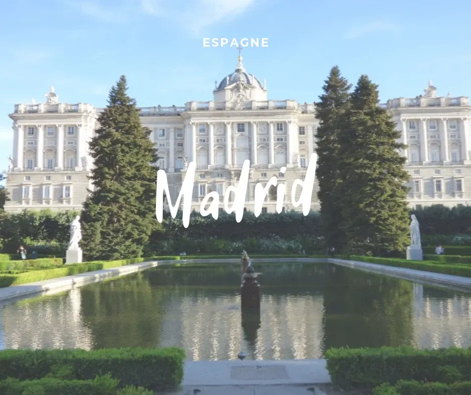 Palais royal de Madrid reflété dans le bassin de ses jardins