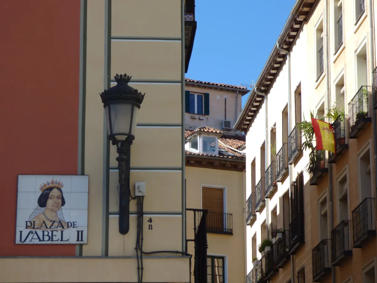 Plaque en céramique de la Plaza de Isabel II sur un mur clair