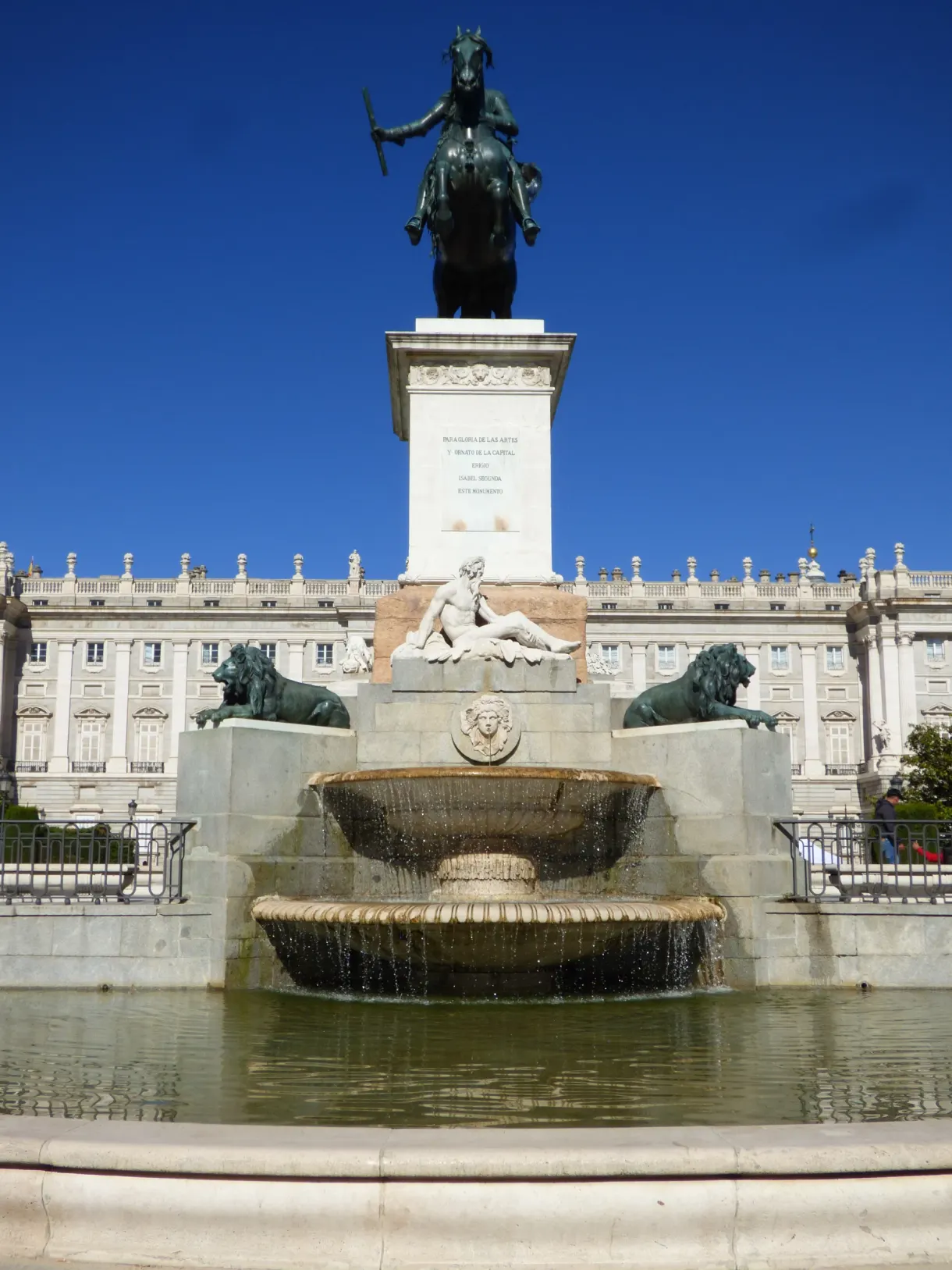 Fontaine aux lions et statue équestre devant le palais