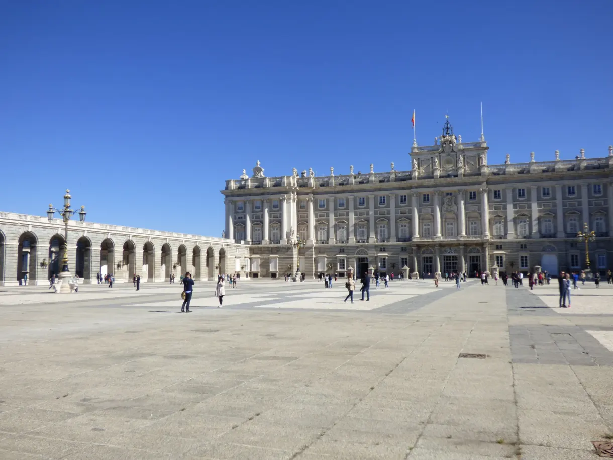 Vaste esplanade minérale devant la façade du palais royal