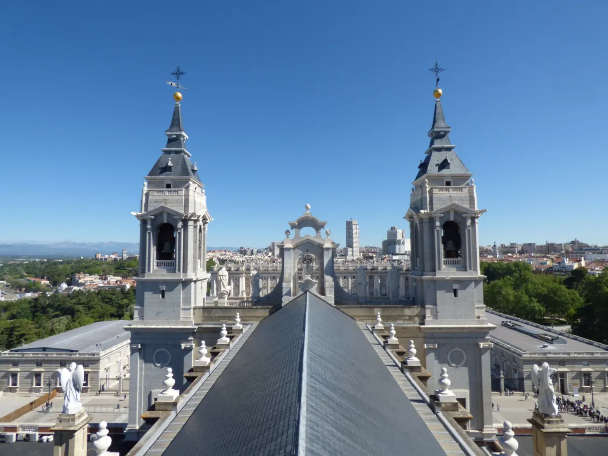 Tours jumelles de la cathédrale vues depuis les toits