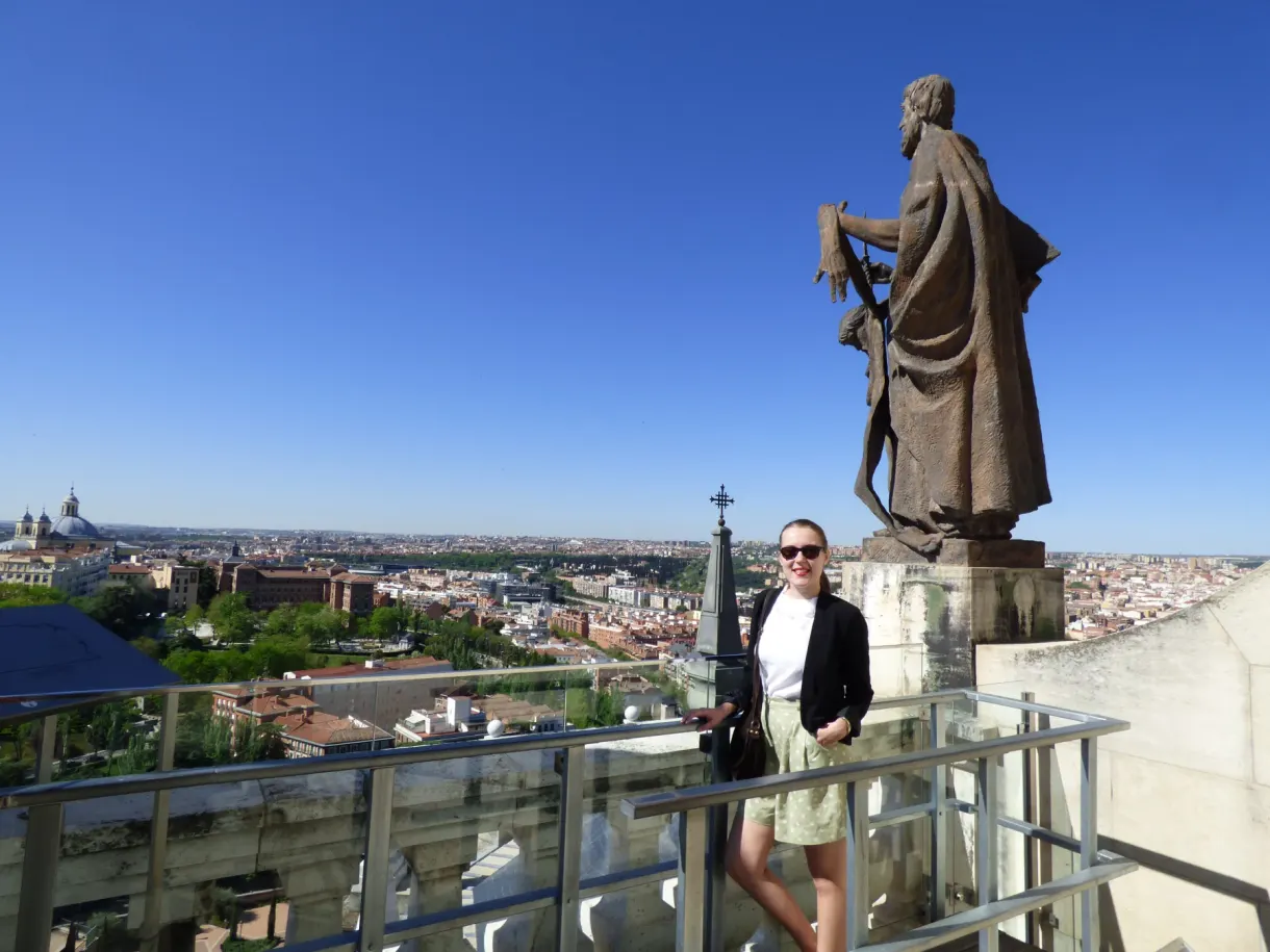 Passerelle panoramique au pied d'une statue de pierre