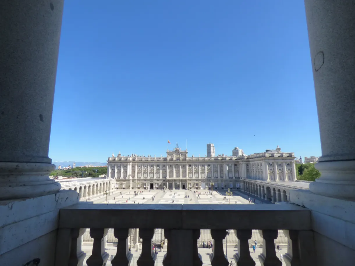 Palais encadré par deux colonnes depuis une galerie en hauteur