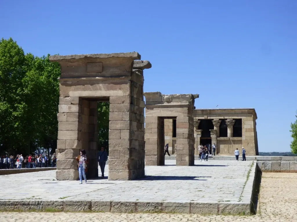 Temple égyptien de pierre remonté au bord d'un bassin