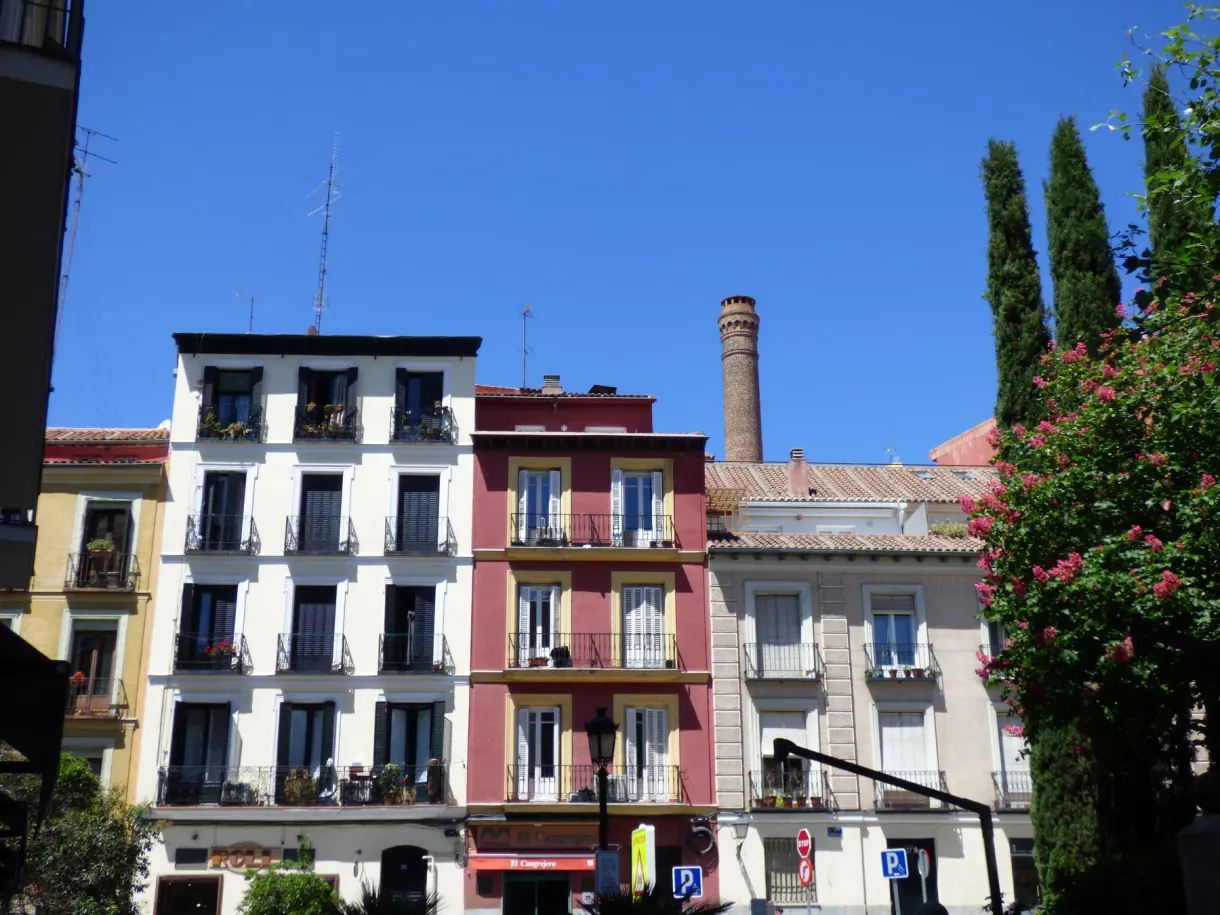 Immeubles colorés à balcons et haute cheminée de brique