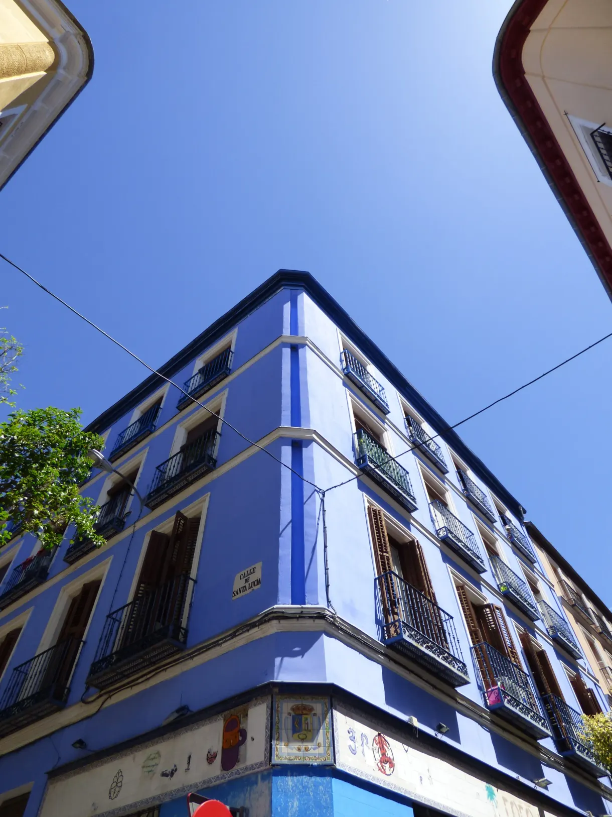 Immeuble d'angle peint en bleu vif vu d'en bas