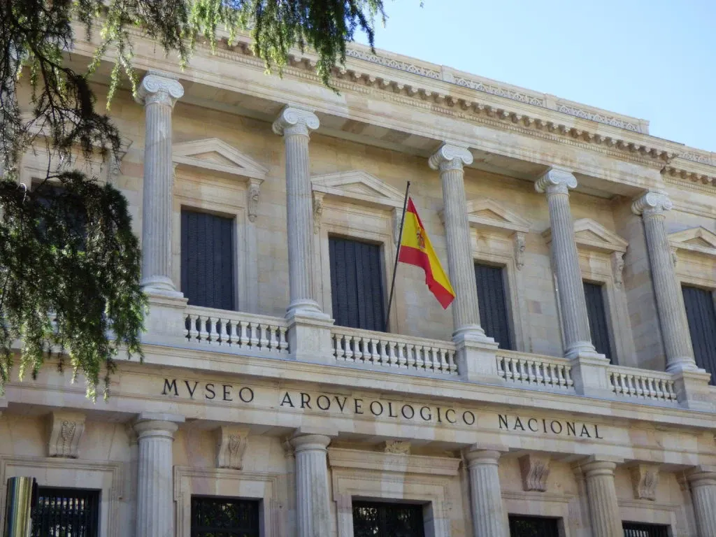 Colonnade et fronton du Museo Arqueológico Nacional